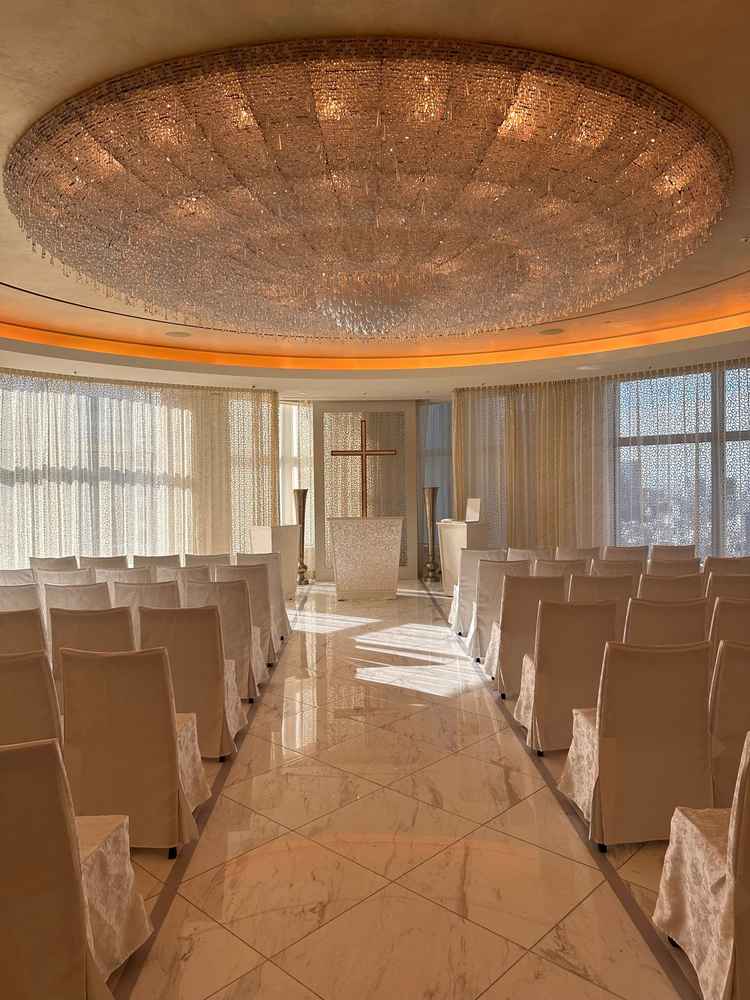 高層階のにあるチャペルで、大きなシャンデリアが特徴。高い位置にあるため、景色が抜けていて開放感がある