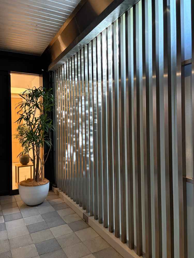 こちらは通路の写真です。全体的にモダンな雰囲気であり、光が差し込んでいる様子も素敵でした。