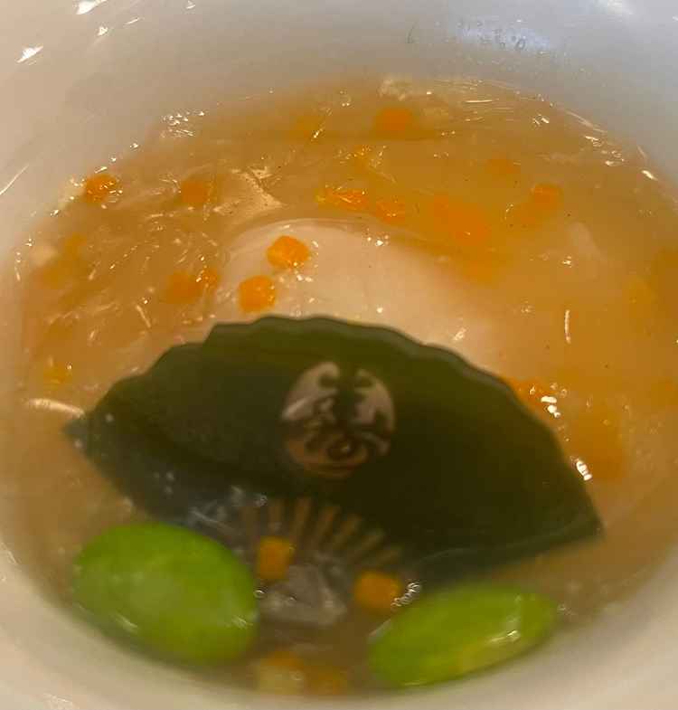 フカヒレの茶碗蒸しです。ワカメに寿の文字をくり抜いており、細かいところまで手が込んでいる。