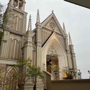 チャペル外観、周りに電信柱などなく幻想的な光景が広がってます。