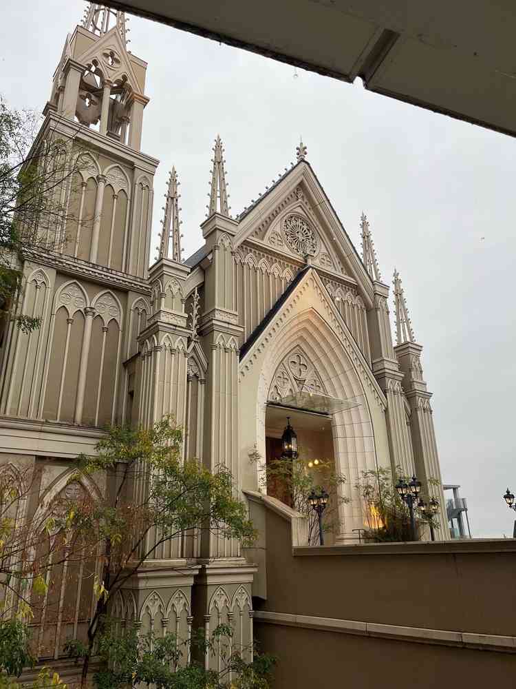 チャペル外観、周りに電信柱などなく幻想的な光景が広がってます。