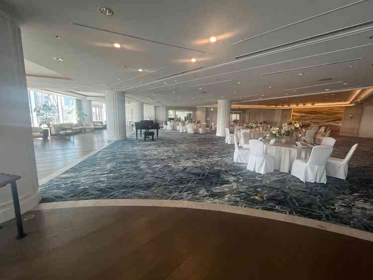 披露宴会場は3つから選べ、この部屋は奥行きがあってピアノもあり大変広い。後ろにも席があり歓談できる。