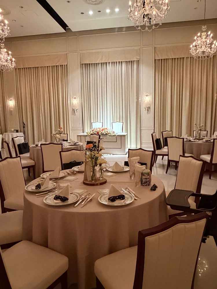 披露宴会場はこぢんまりとしていて、少人数の式の場合はとても良いと思います！