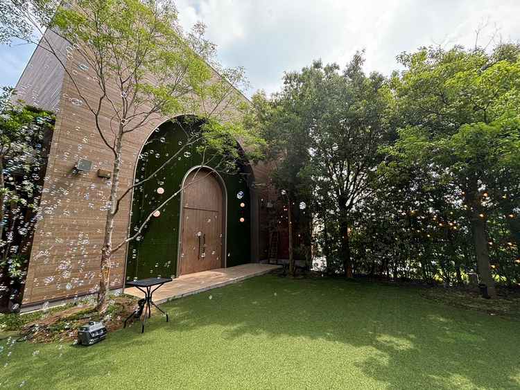 披露宴会場のガーデン、チャペルの外側からみた扉