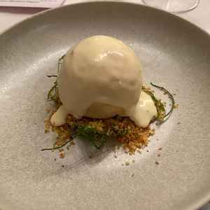 料理の前菜です。今までに味わったことのない複雑な味わいでした。