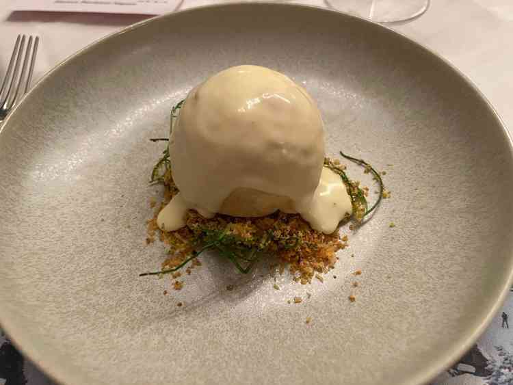 料理の前菜です。今までに味わったことのない複雑な味わいでした。