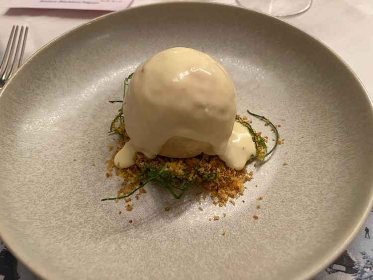 料理の前菜です。今までに味わったことのない複雑な味わいでした。