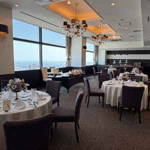 親族のみの結婚式も叶えられる、少人数用の披露宴会場。ライブキッチンが魅力的でした。