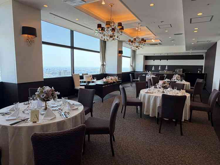 親族のみの結婚式も叶えられる、少人数用の披露宴会場。ライブキッチンが魅力的でした。