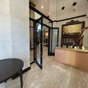 会場入口受付。壁には今までここで挙式した方の日にちと名前が彫られたパネルが飾られています。