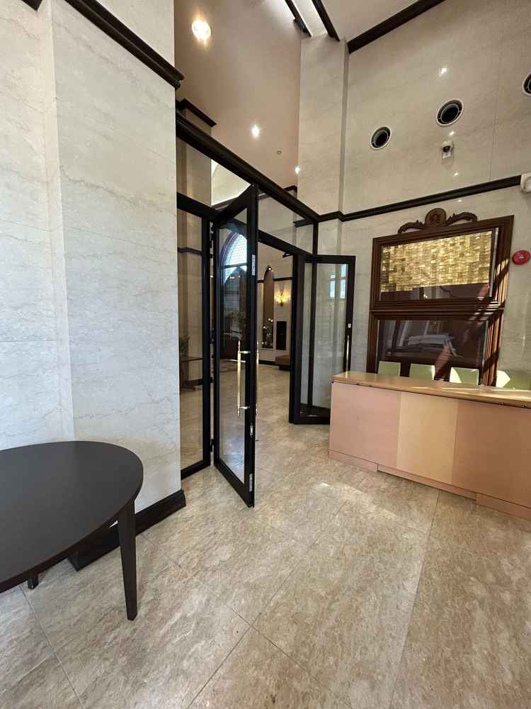 会場入口受付。壁には今までここで挙式した方の日にちと名前が彫られたパネルが飾られています。