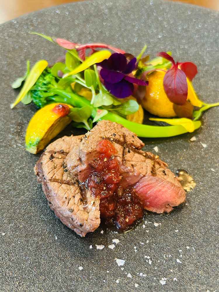 しば漬けのソースが絶品のお肉