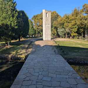 チャペル前、中庭のモニュメント