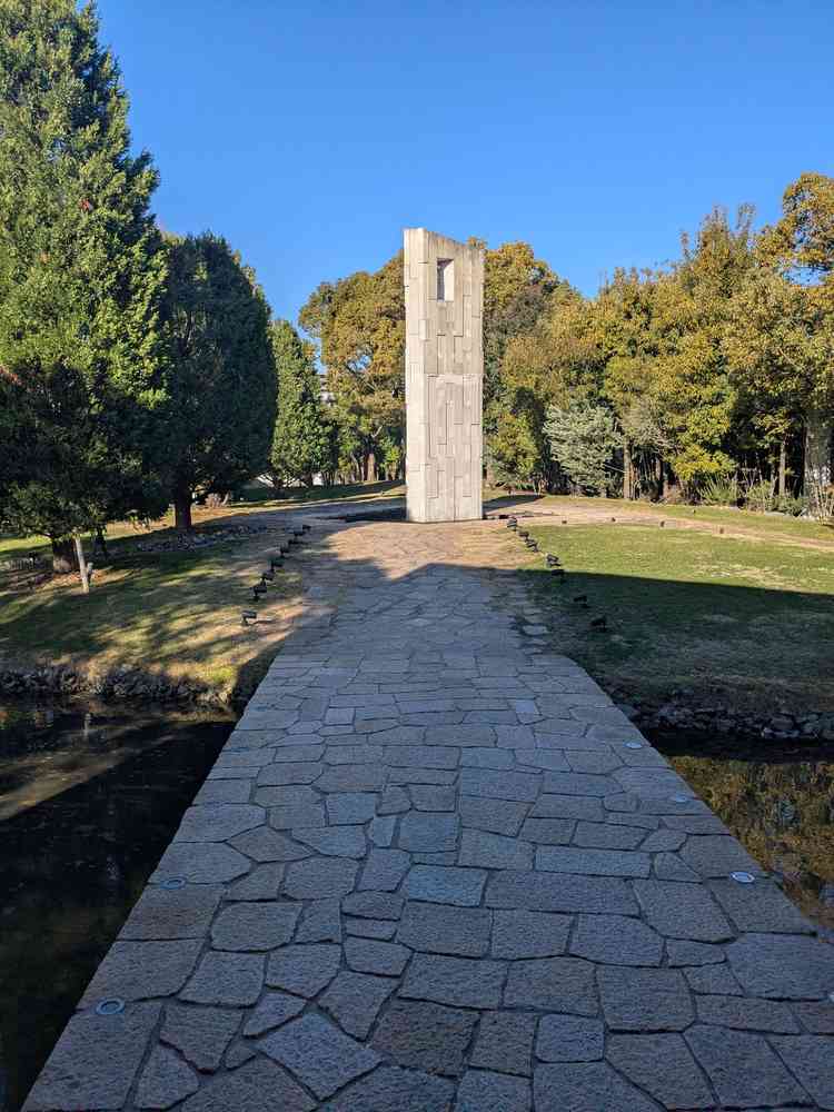 チャペル前、中庭のモニュメント