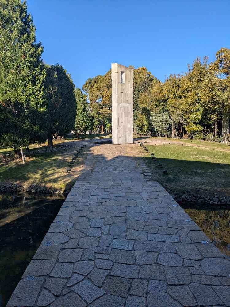 チャペル前、中庭のモニュメント