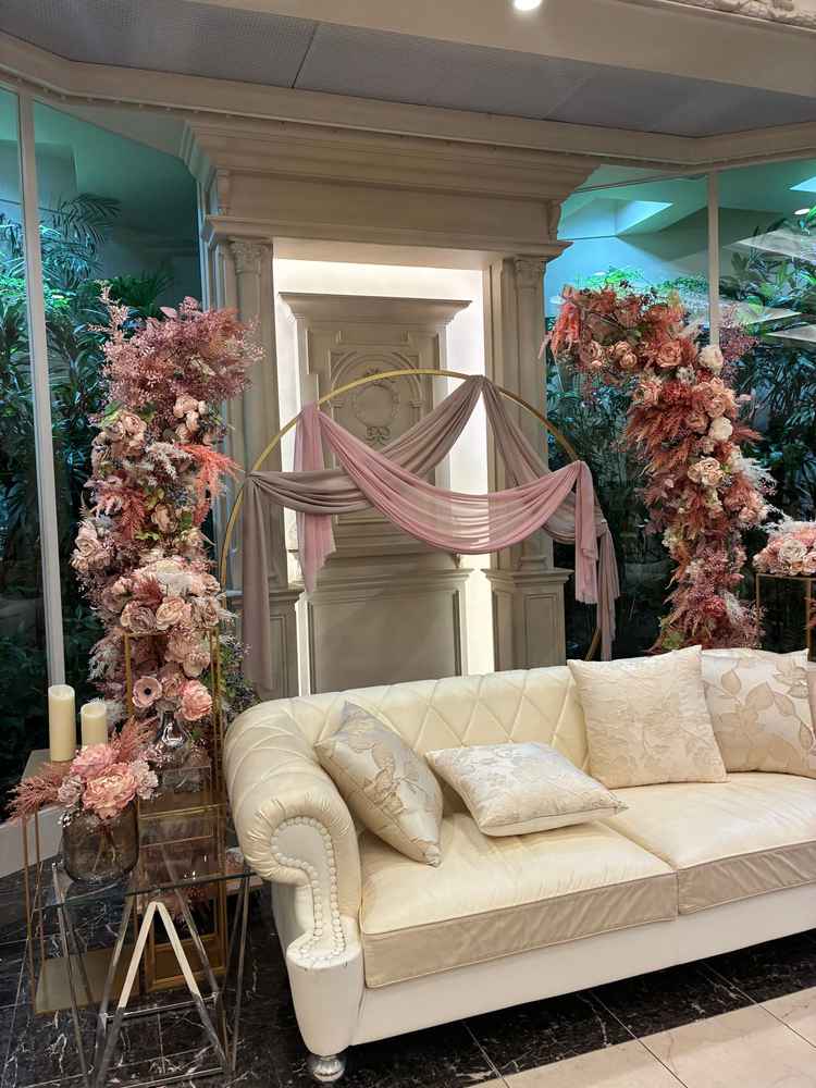披露宴会場の新郎新婦が座る席。この日はピンクのお花メインで飾ってあり可愛かった。ソファもフカフカでし