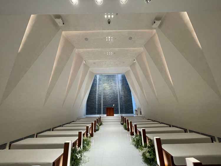 地下とは思えない開放的なチャペル