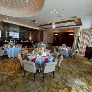 披露宴会場、横に長い会場で参列者との距離が近く感じれそうでした。