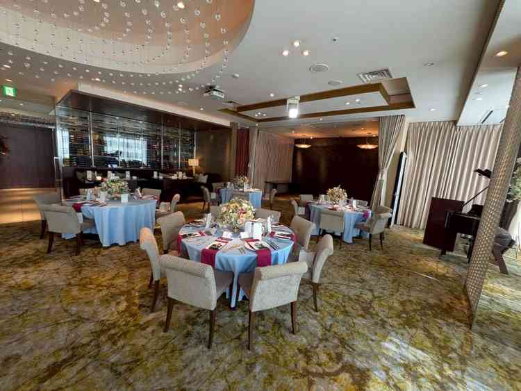 披露宴会場、横に長い会場で参列者との距離が近く感じれそうでした。