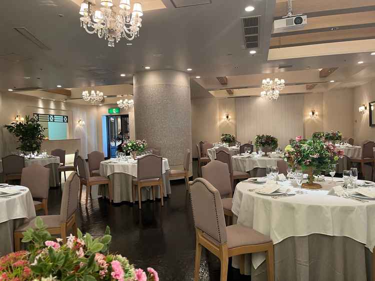 チャペルの外から階段を上がって２階すぐにある披露宴会場。中庭もあり、ガーデンスペースも楽しめる。