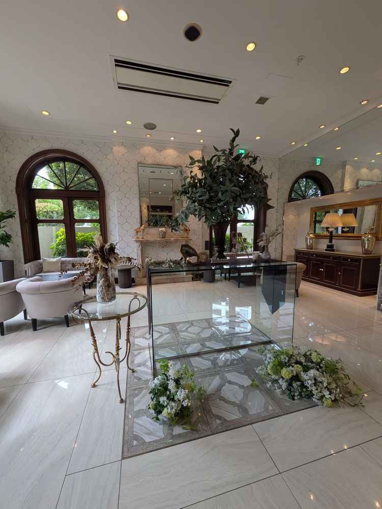 白が基調で緑がアクセント。「邸宅」をイメージした披露宴会場です。高級感があって素敵です。