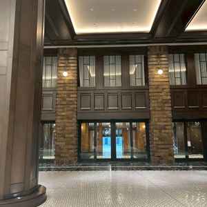 入口すぐのホールです。ゲストが入ってきたときに、素敵にな式場で結婚式をするのだなと思ってもらえそう。