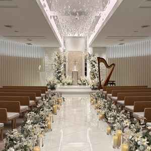 挙式会場。誰が撮っても全体が映るように考慮されたサイズ感と天井高で設計されている。