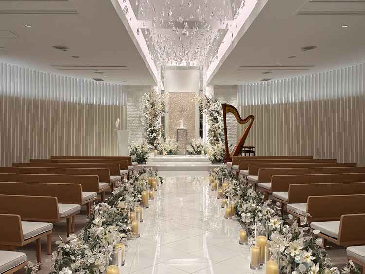 挙式会場。誰が撮っても全体が映るように考慮されたサイズ感と天井高で設計されている。