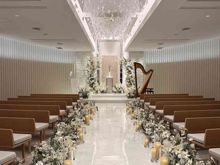 挙式会場。誰が撮っても全体が映るように考慮されたサイズ感と天井高で設計されている。