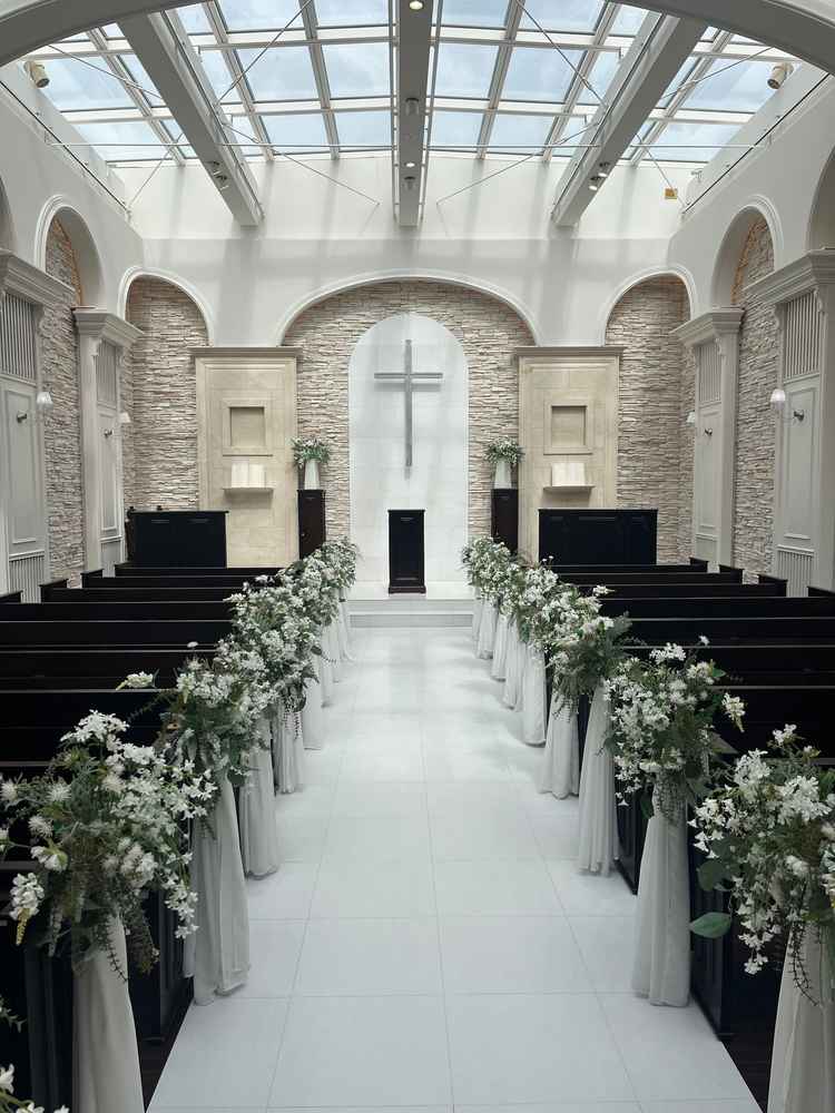 真っ白な印象のチャペルです。