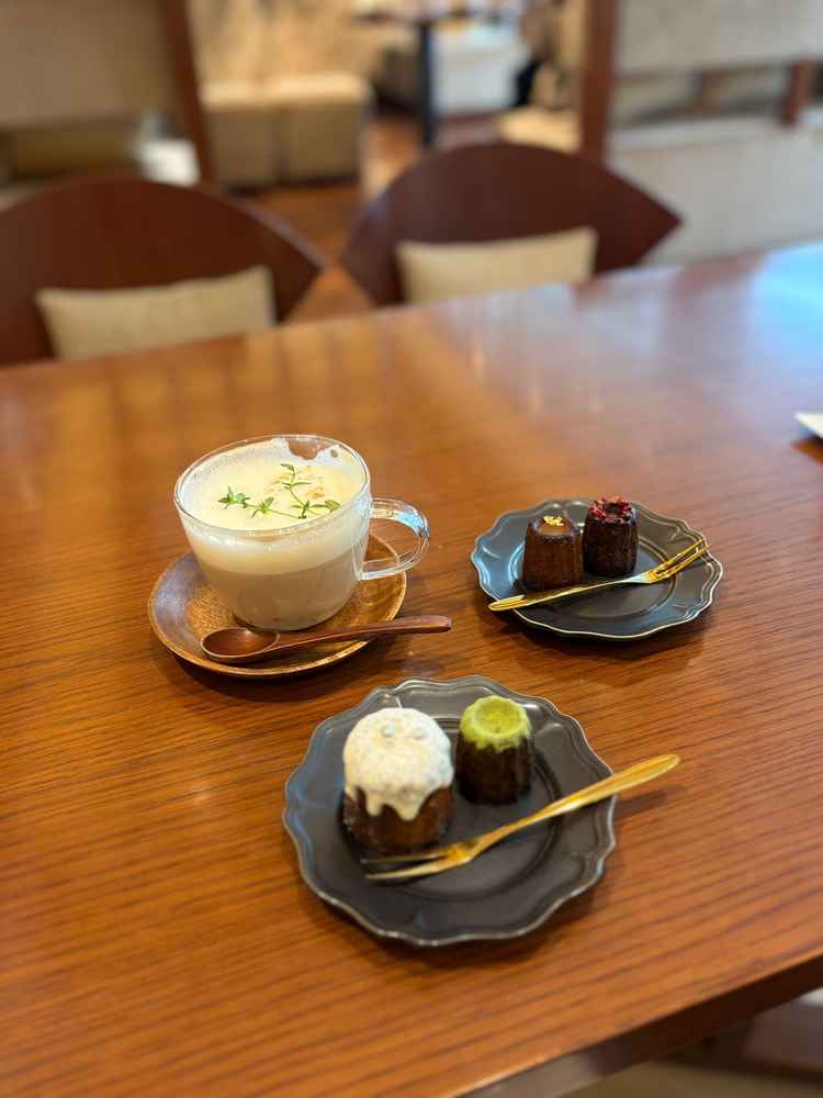 カヌレを提供していただけました。数種類から選べたのですが、自分の食べた中で1番美味しかったです。