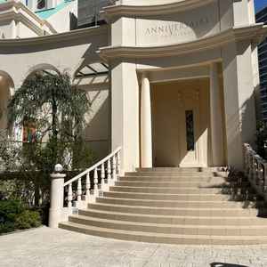 フラワーシャワーができる階段。