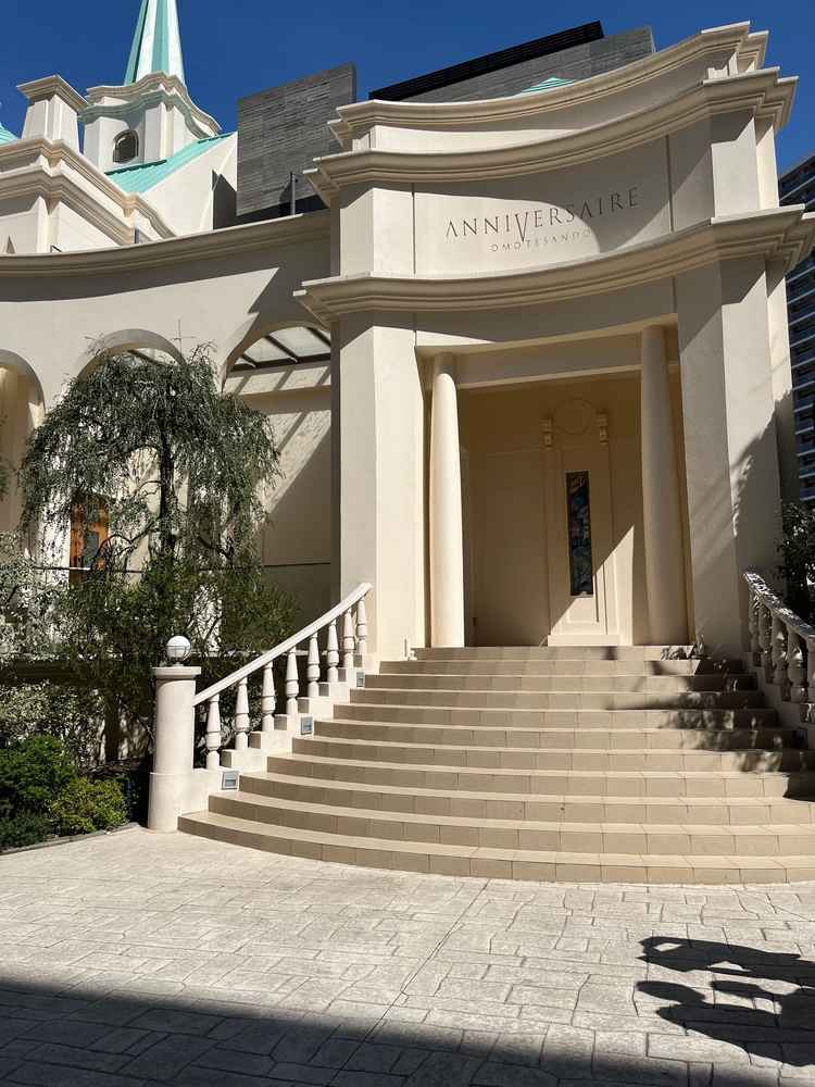 フラワーシャワーができる階段。