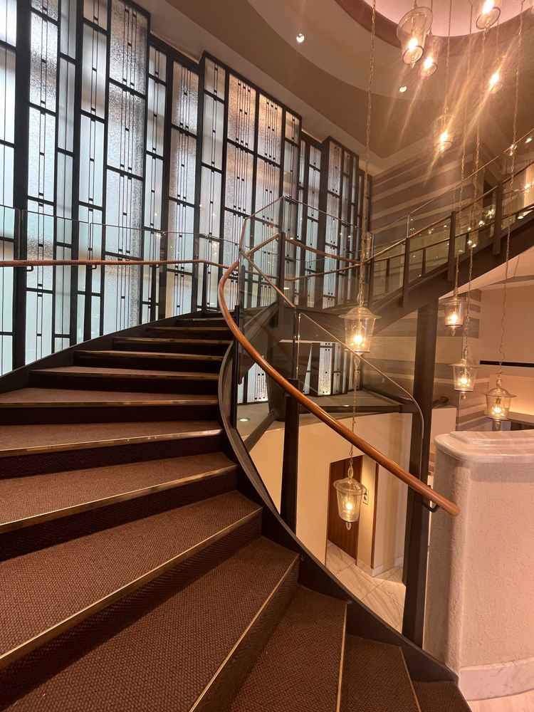 大階段。この下で集合写真も撮れる。