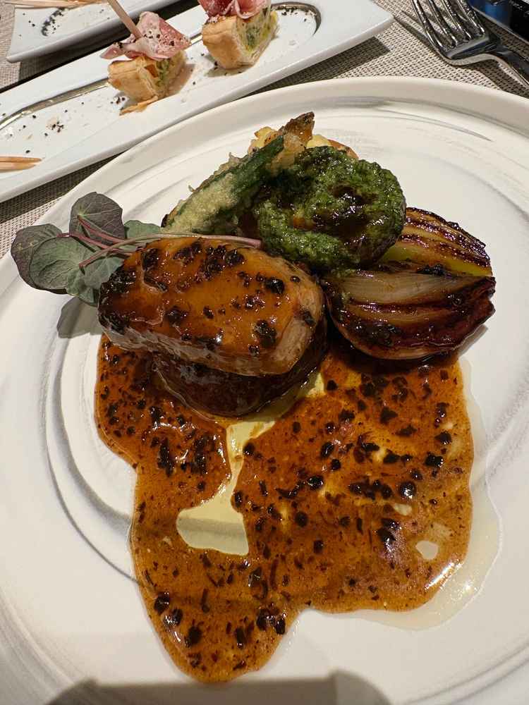 メイン料理の写真。お皿が置かれた瞬間ソースの香りが広がり、とても美味しかった。