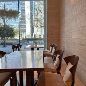 外が見える場所で説明を聞きました。