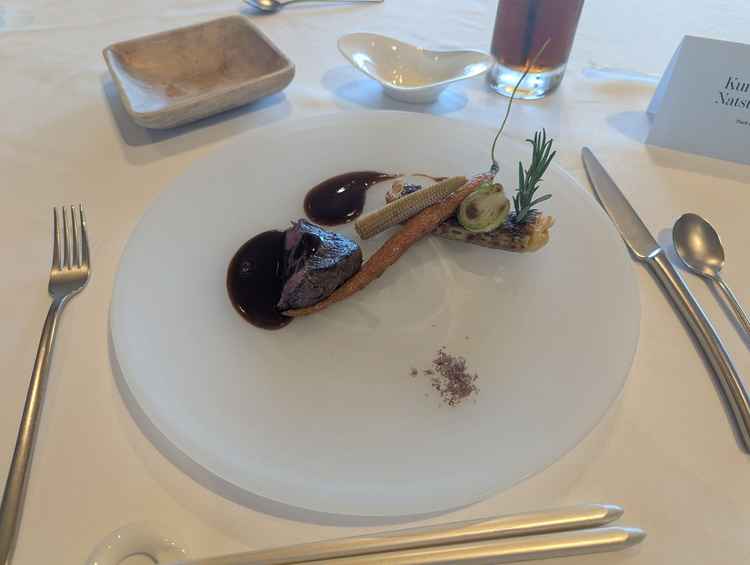 牛ステーキ。赤ワイン塩と赤ワインのソースで食べる。お肉がとてもやわらかく年寄りの参列者でも食べられる