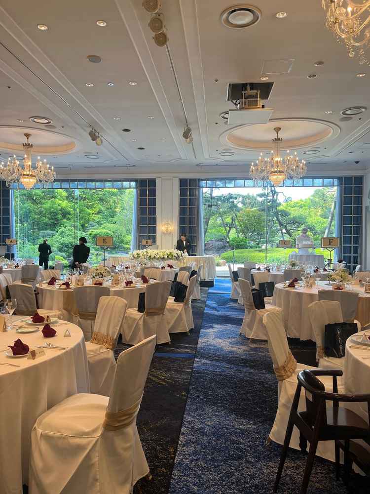 鳳凰の間(西)天井が高く明るい印象の中にゴージャスさが非常に魅力的でした。