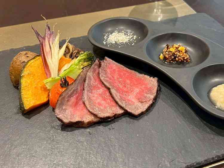 メインのお肉料理。黒毛和牛のサーロインがとても美味しかったです。