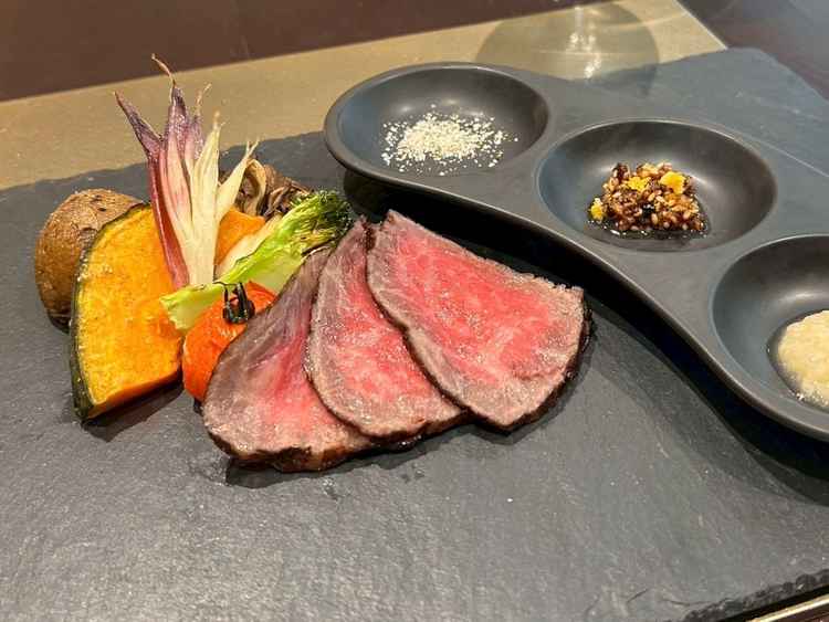 メインのお肉料理。黒毛和牛のサーロインがとても美味しかったです。