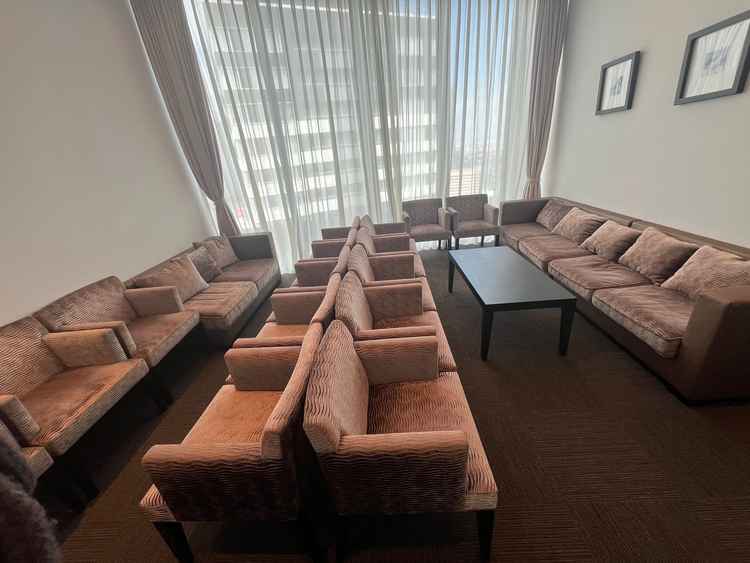 親族控室は個室でゆったりくつろげる。写真は大人数用にレイアウト変更済み。