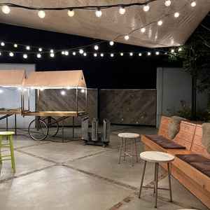 教会から披露宴会場に向かうまでにあるウェルカムスペース。ここはタープが張ってあるので、雨でも使用可能