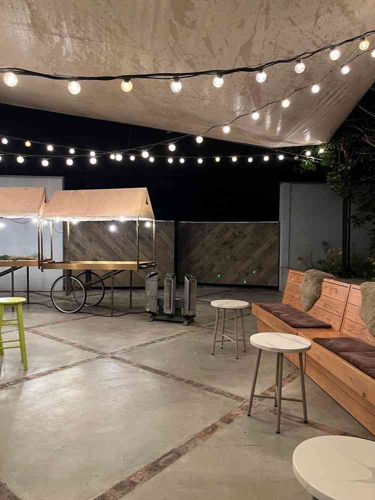 教会から披露宴会場に向かうまでにあるウェルカムスペース。ここはタープが張ってあるので、雨でも使用可能