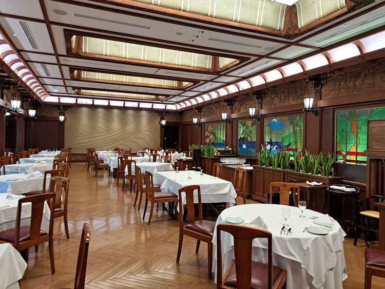 ステンドグラスが箱根の景色となっている披露宴会場。