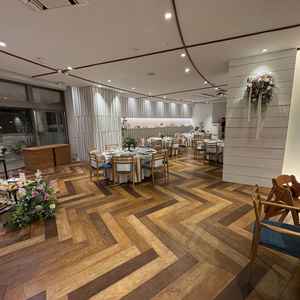 披露宴会場 改装後はカーブした長テーブルに全員座る構造になるとのこと