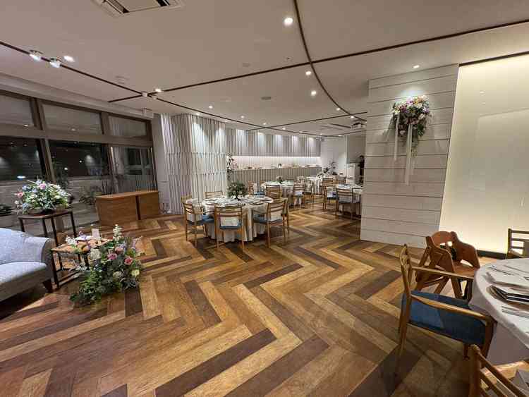 披露宴会場 改装後はカーブした長テーブルに全員座る構造になるとのこと