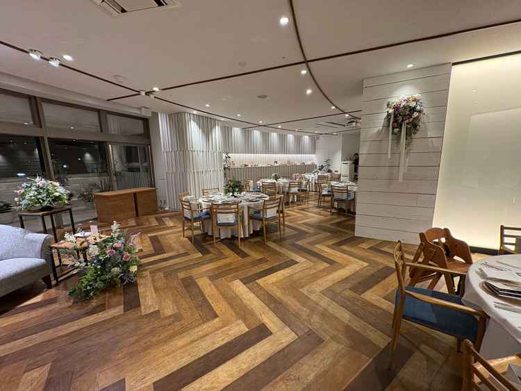 披露宴会場 改装後はカーブした長テーブルに全員座る構造になるとのこと