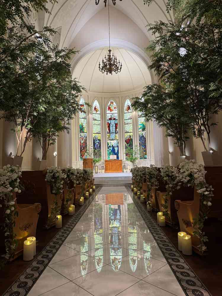 チャペルは美しく雰囲気もあって良かった。植物が人工だったのは仕方ないですが少し残念。