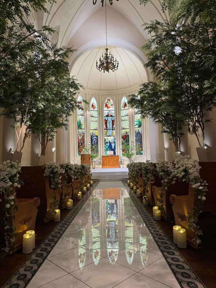 チャペルは美しく雰囲気もあって良かった。植物が人工だったのは仕方ないですが少し残念。