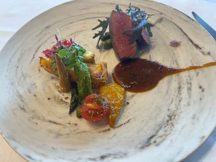 メイン料理とてもおいしく頂きました。他の魚料理、デザートも豪華で美味しかったです。